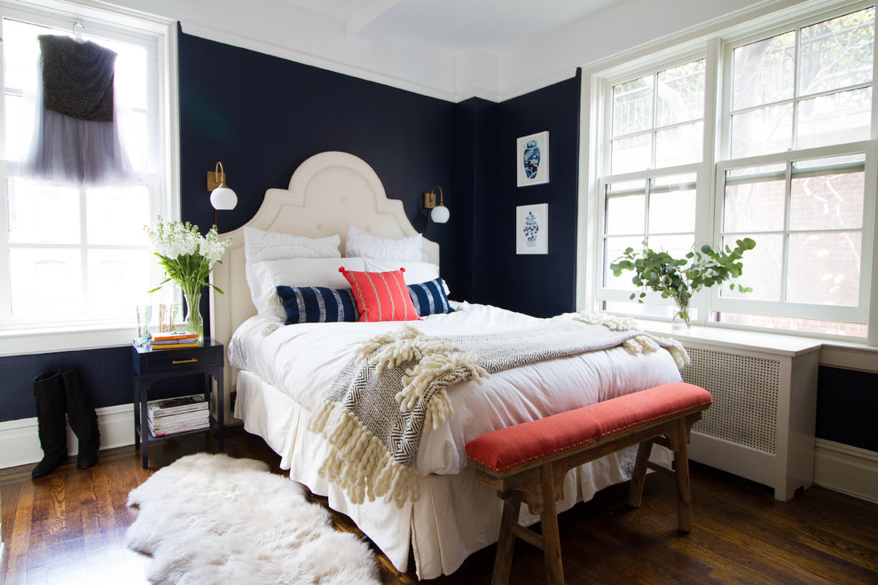 Cette photo montre une chambre chic de taille moyenne avec un mur bleu et parquet clair.
