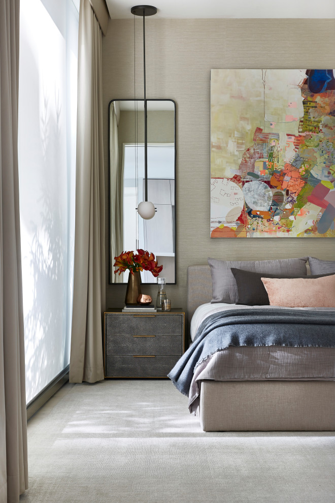 Großes Modernes Hauptschlafzimmer ohne Kamin mit beiger Wandfarbe, Teppichboden und grauem Boden in New York