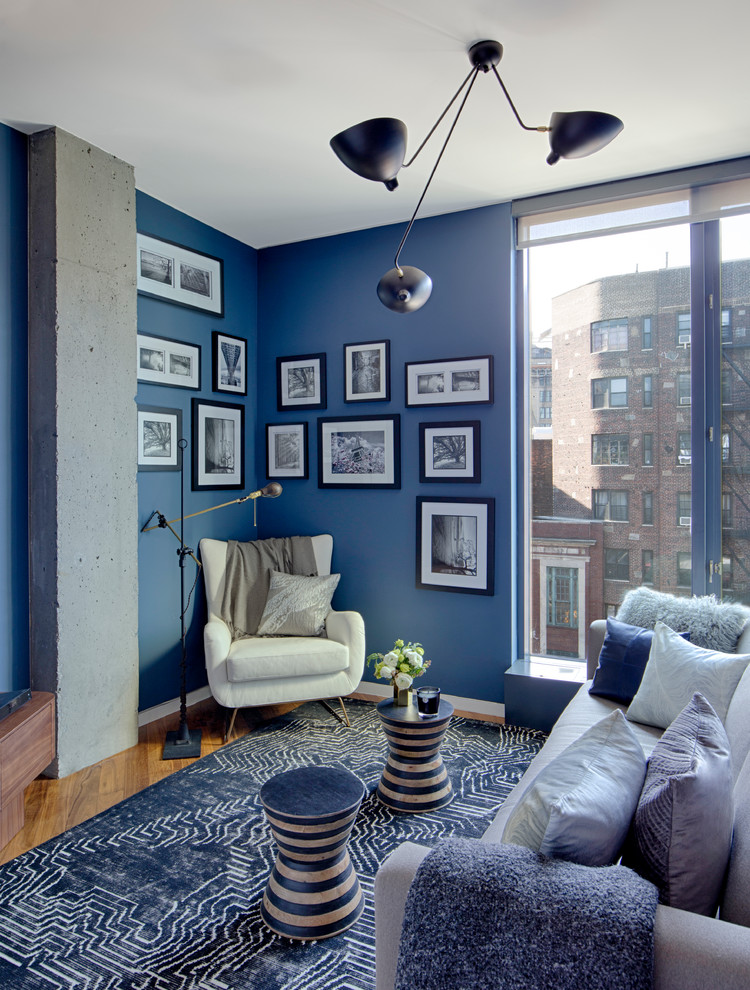 На фото: спальня в современном стиле с синими стенами, паркетным полом среднего тона и коричневым полом с