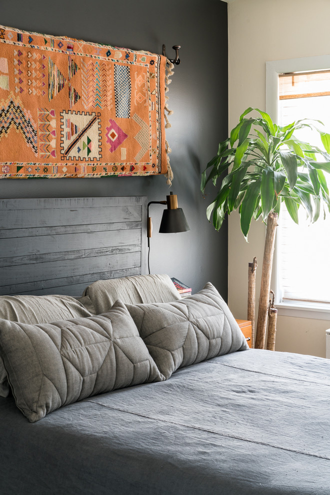 Свежая идея для дизайна: спальня в стиле фьюжн с черными стенами - отличное фото интерьера