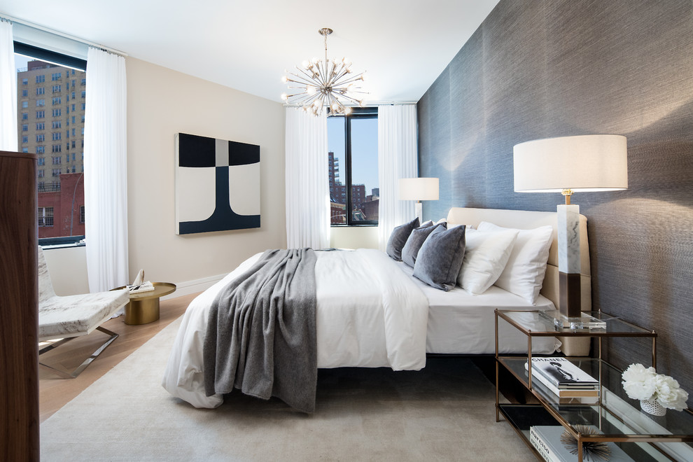 Стильный дизайн: хозяйская спальня в современном стиле с серыми стенами и светлым паркетным полом без камина - последний тренд