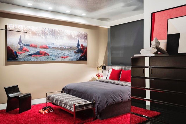 На фото: хозяйская спальня среднего размера в стиле модернизм с бежевыми стенами, темным паркетным полом и серым полом без камина с