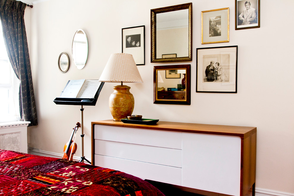 Идея дизайна: хозяйская спальня среднего размера в классическом стиле с белыми стенами и светлым паркетным полом без камина