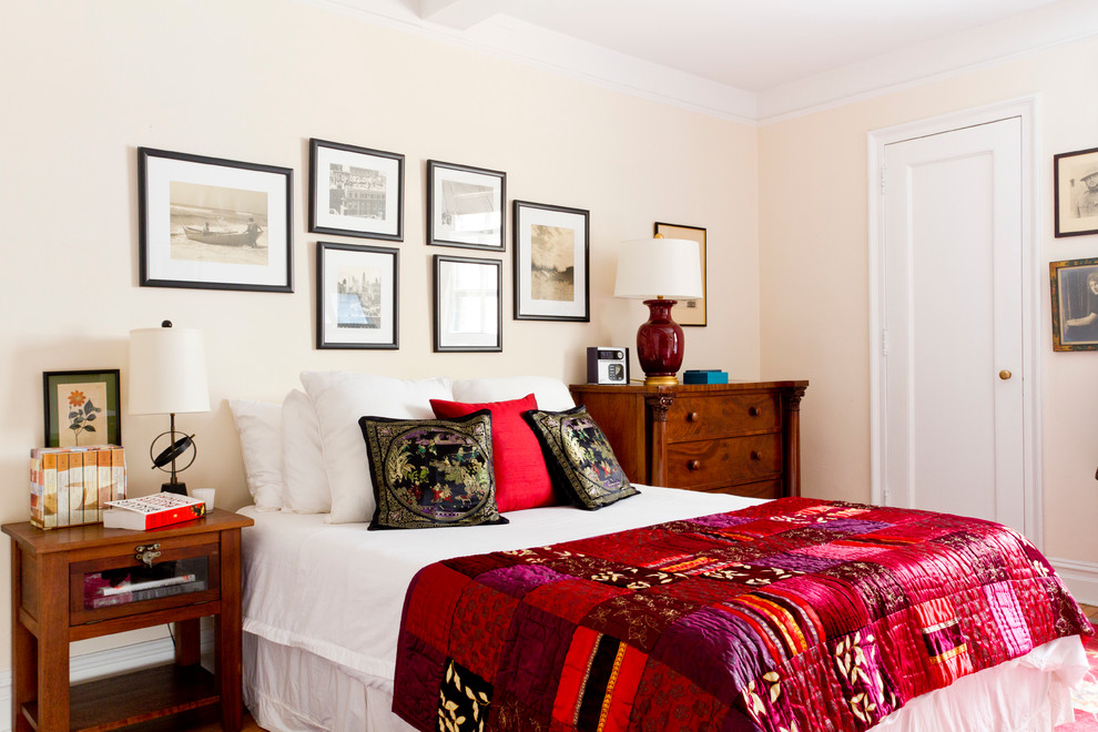 На фото: хозяйская спальня среднего размера в классическом стиле с белыми стенами и светлым паркетным полом с