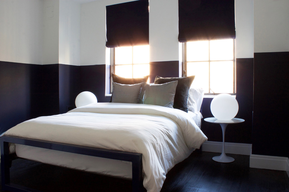 Idee per una camera da letto contemporanea di medie dimensioni con pareti multicolore, parquet scuro, nessun camino e pavimento marrone