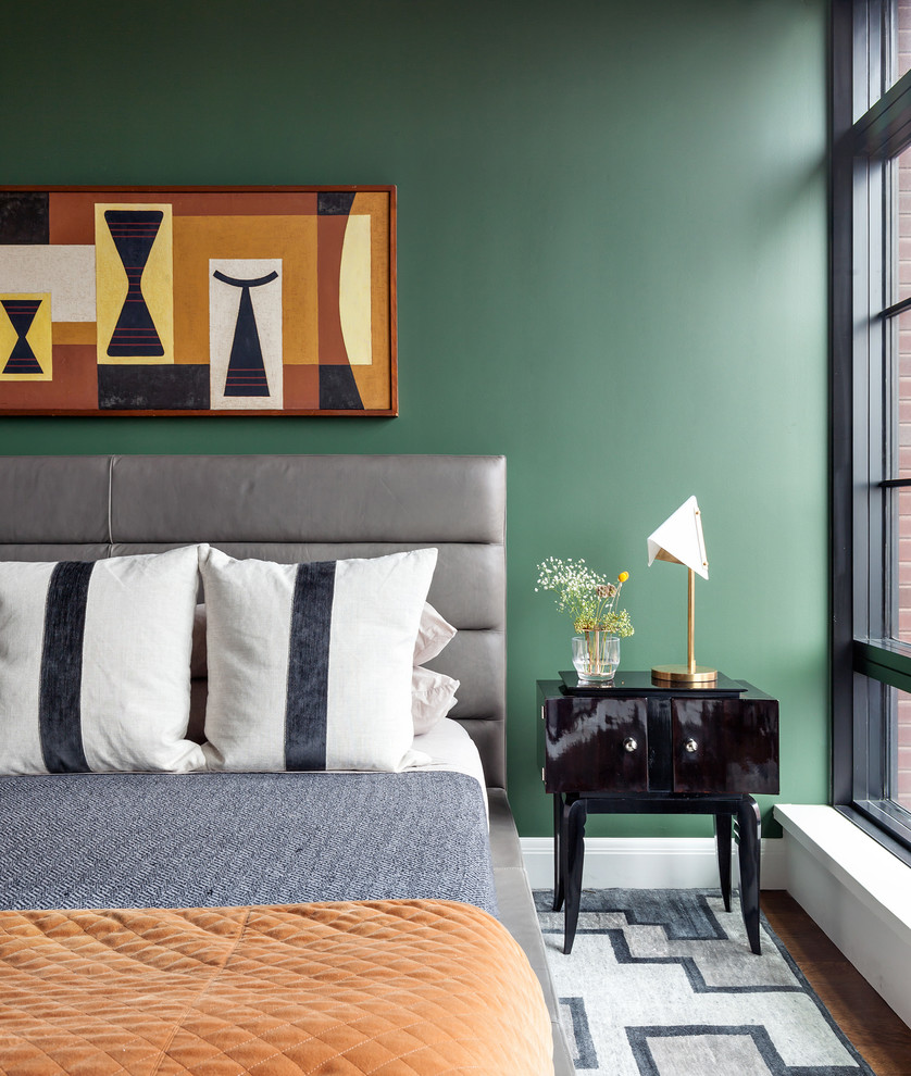 ニューヨークにある中くらいなコンテンポラリースタイルのおしゃれな主寝室 (緑の壁、淡色無垢フローリング、茶色い床、グレーとブラウン) のインテリア