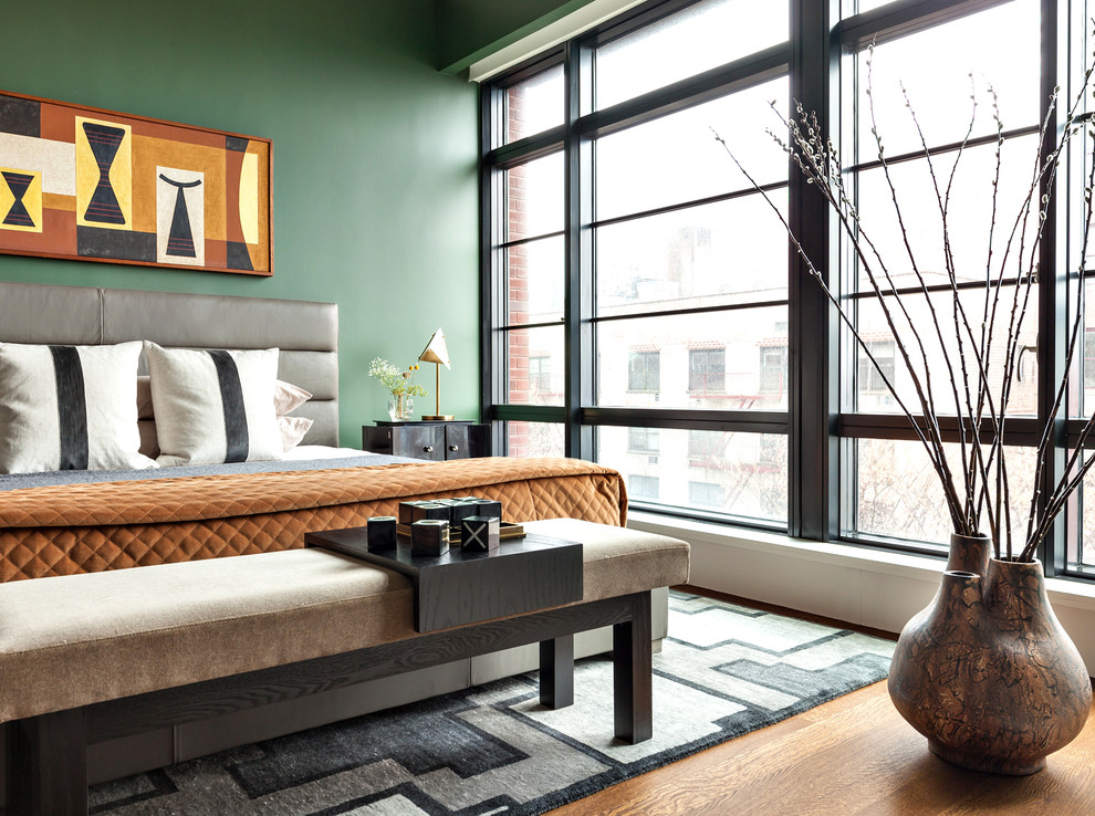 ニューヨークにある中くらいなコンテンポラリースタイルのおしゃれな主寝室 (緑の壁、淡色無垢フローリング、茶色い床、グレーとブラウン) のレイアウト
