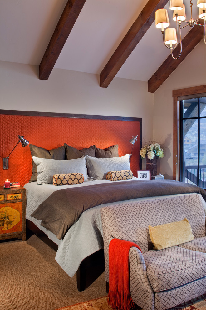 На фото: большая хозяйская спальня в восточном стиле с бежевыми стенами и ковровым покрытием с