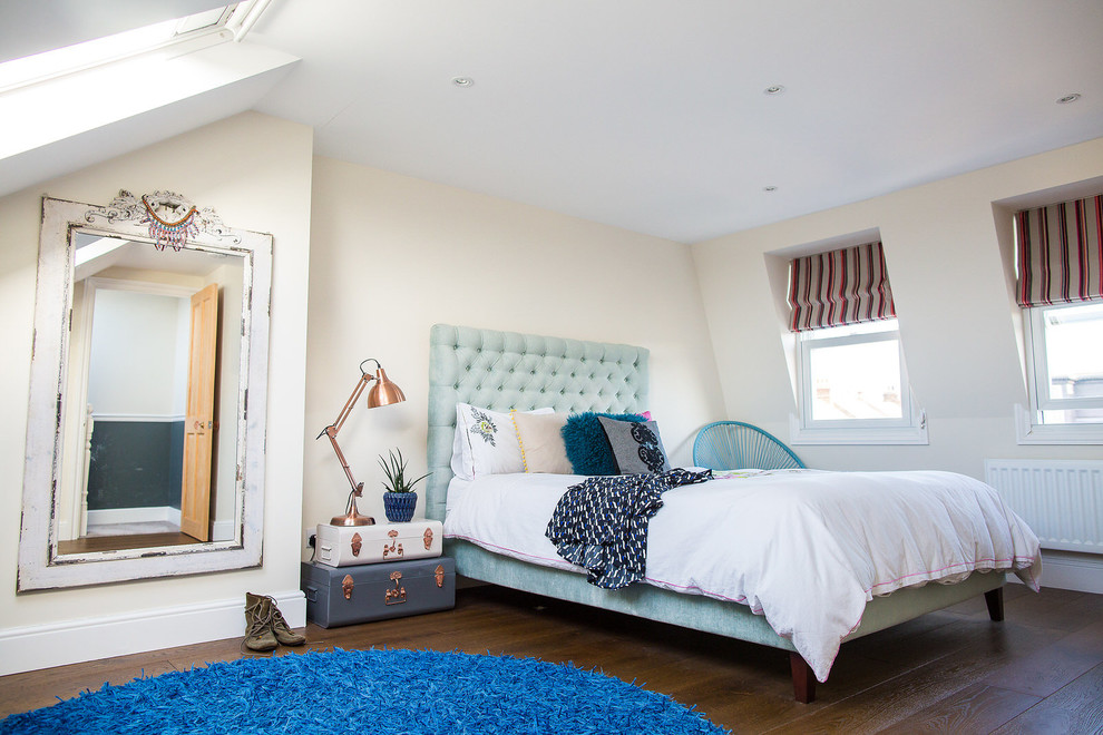 Shabby-Style Gästezimmer mit beiger Wandfarbe, dunklem Holzboden und braunem Boden in London