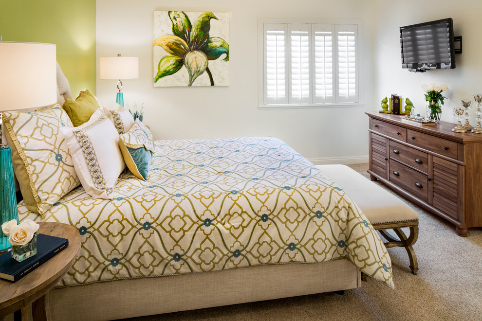 На фото: гостевая спальня среднего размера, (комната для гостей) в классическом стиле с зелеными стенами и ковровым покрытием с