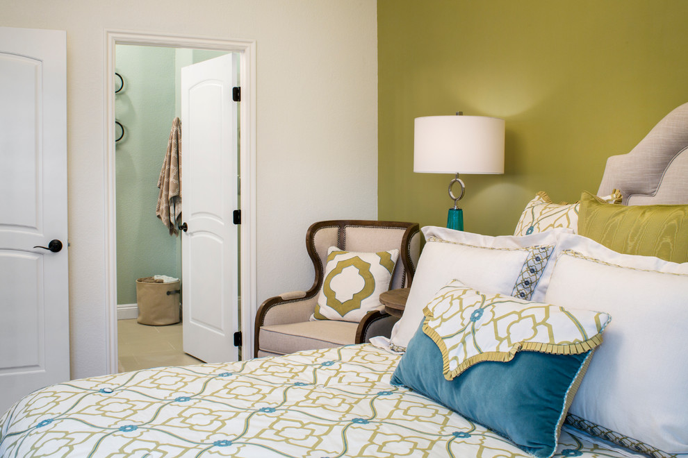 ラスベガスにある中くらいなトラディショナルスタイルのおしゃれな客用寝室 (緑の壁、カーペット敷き) のレイアウト