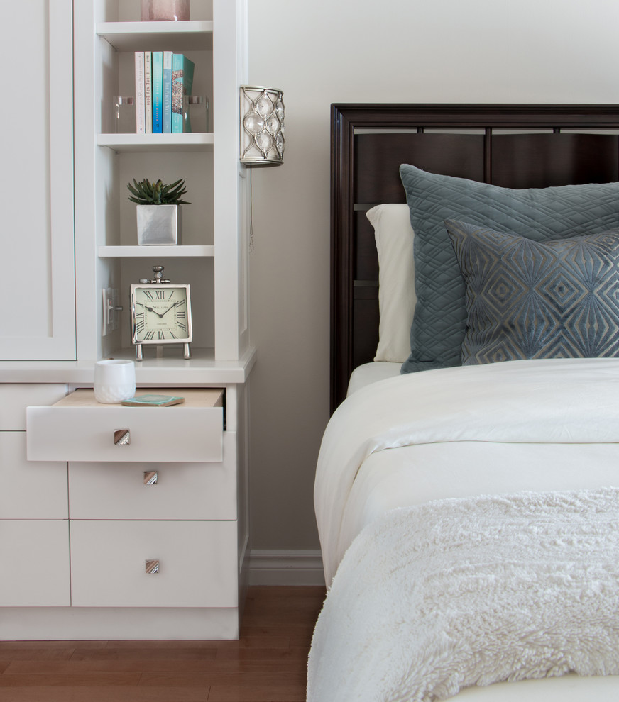 Imagen de dormitorio principal tradicional renovado de tamaño medio con paredes blancas y suelo de madera en tonos medios
