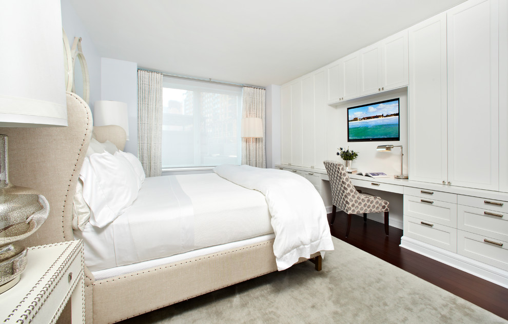 На фото: спальня в стиле неоклассика (современная классика) с белыми стенами, темным паркетным полом и рабочим местом без камина
