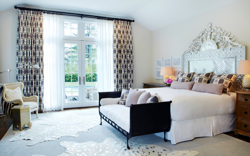 Esempio di una camera da letto classica con pareti beige