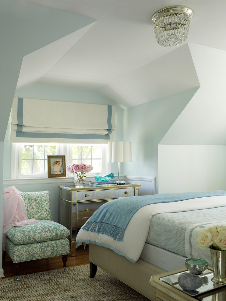 Aménagement d'une chambre parentale classique avec un mur bleu et parquet clair.