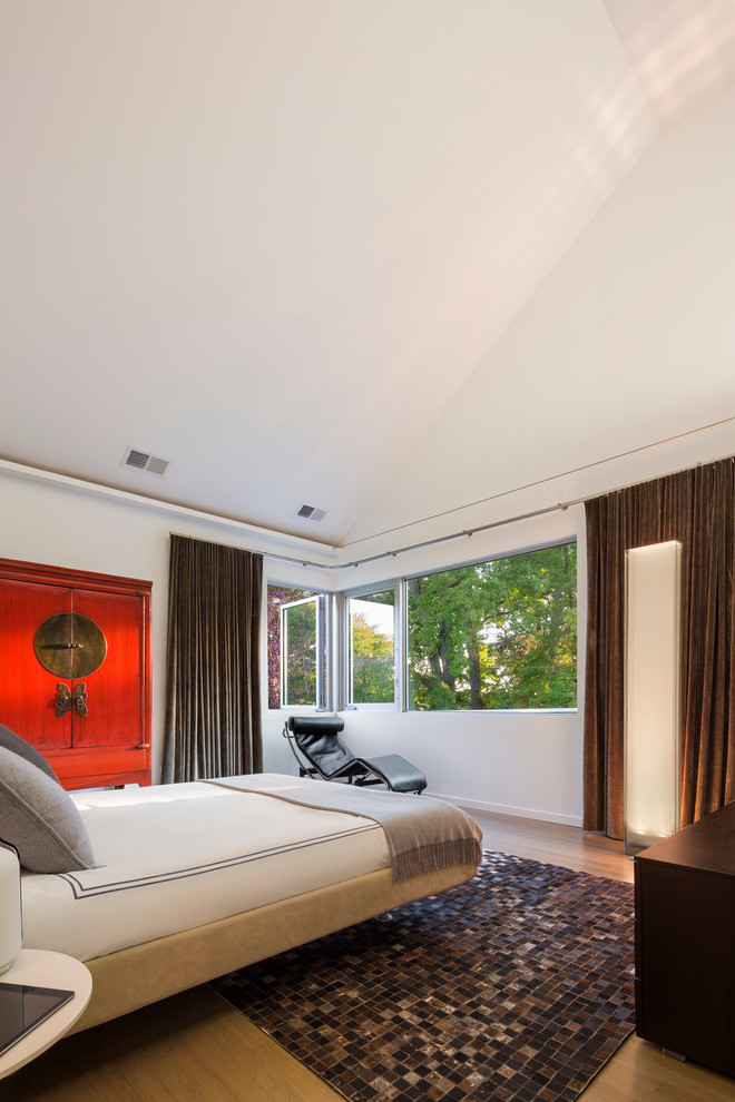 Стильный дизайн: большая спальня в стиле модернизм с белыми стенами, паркетным полом среднего тона и коричневым полом - последний тренд