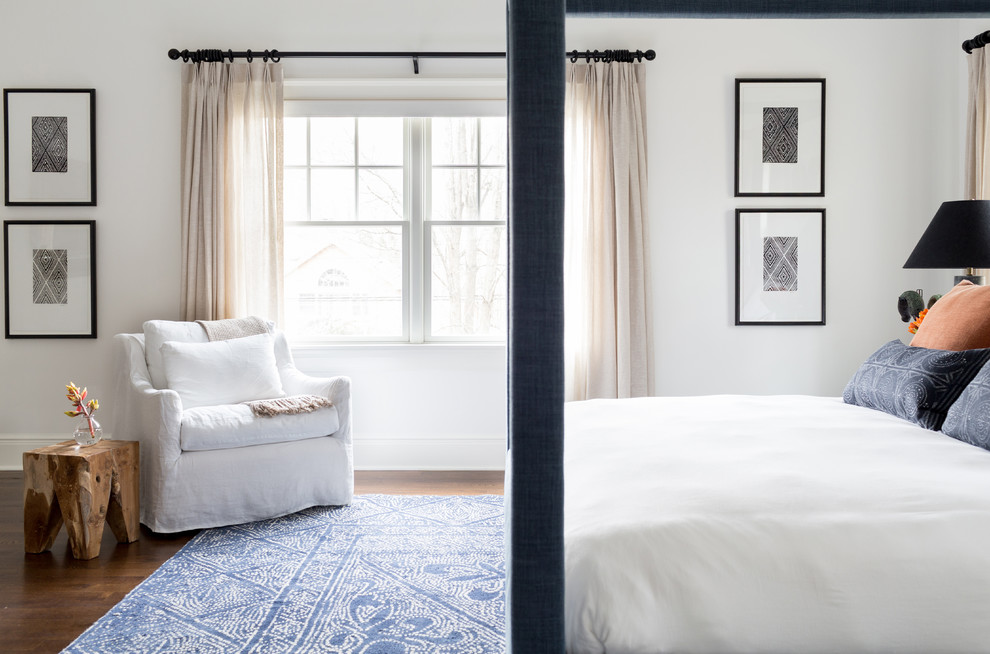 ニューヨークにある広いコンテンポラリースタイルのおしゃれな主寝室 (白い壁、無垢フローリング、茶色い床)