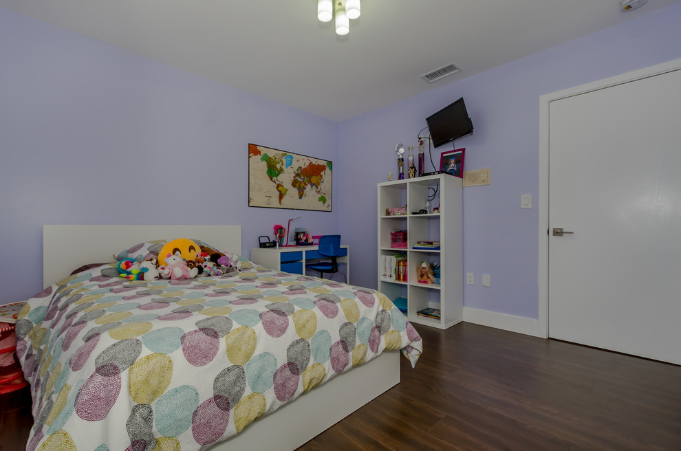Foto di una camera degli ospiti design di medie dimensioni con pareti viola e parquet scuro