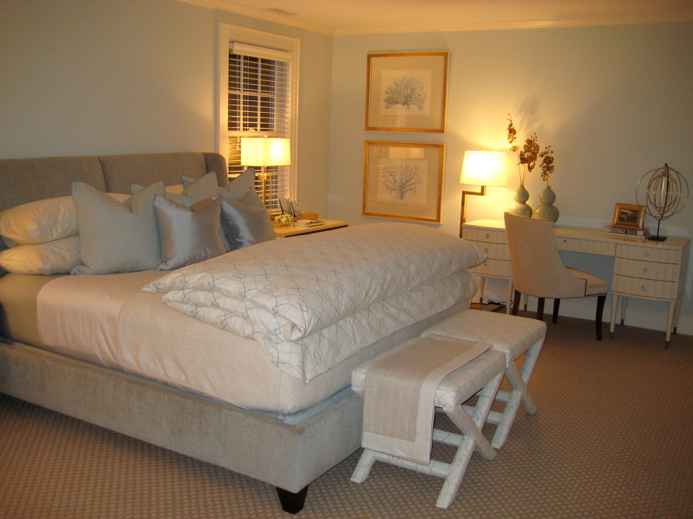 Diseño de dormitorio principal clásico renovado con paredes azules, moqueta y suelo multicolor