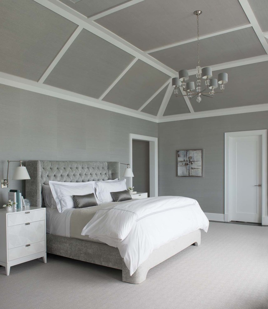 На фото: хозяйская, серо-белая спальня в стиле неоклассика (современная классика) с серыми стенами и ковровым покрытием с