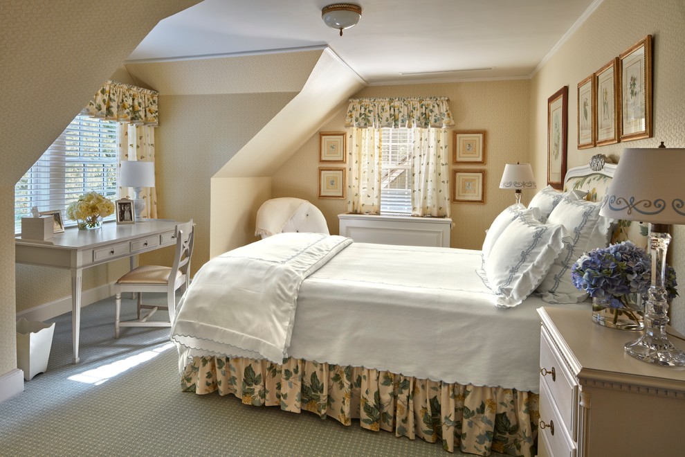 Foto di una camera degli ospiti tradizionale di medie dimensioni con pareti gialle, moquette, nessun camino e pavimento grigio