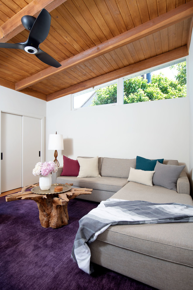 Idee per una camera degli ospiti minimalista di medie dimensioni con pareti beige e parquet chiaro