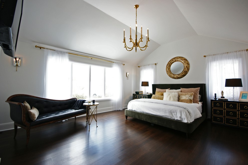 Foto de dormitorio televisión actual con paredes blancas y suelo de madera oscura