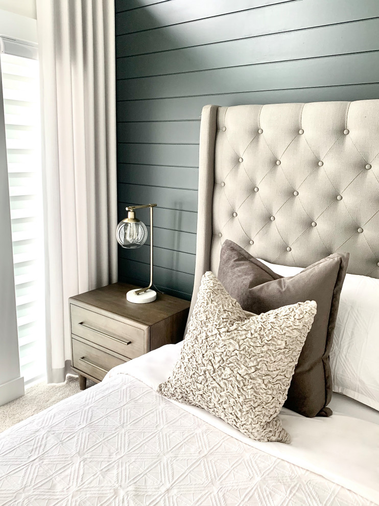 Modelo de dormitorio principal y abovedado minimalista grande con paredes blancas, moqueta, suelo beige y panelado