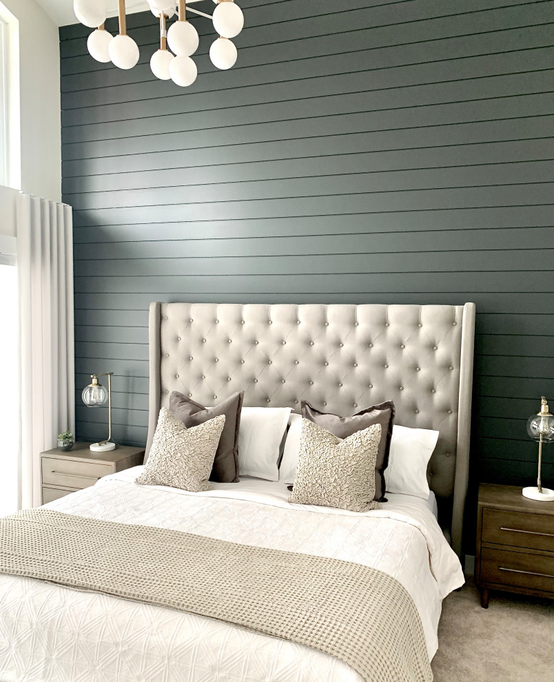 Immagine di una grande camera matrimoniale minimalista con pareti bianche, moquette, pavimento beige, soffitto a volta e pannellatura