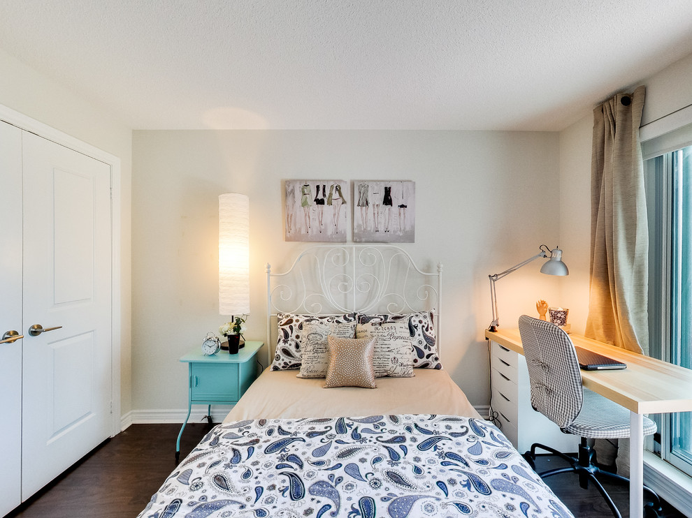 Kleines Stilmix Schlafzimmer ohne Kamin mit weißer Wandfarbe und dunklem Holzboden in Toronto