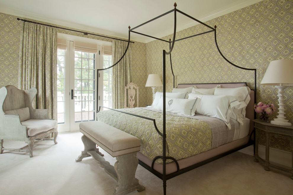 Источник вдохновения для домашнего уюта: спальня в средиземноморском стиле с разноцветными стенами и ковровым покрытием