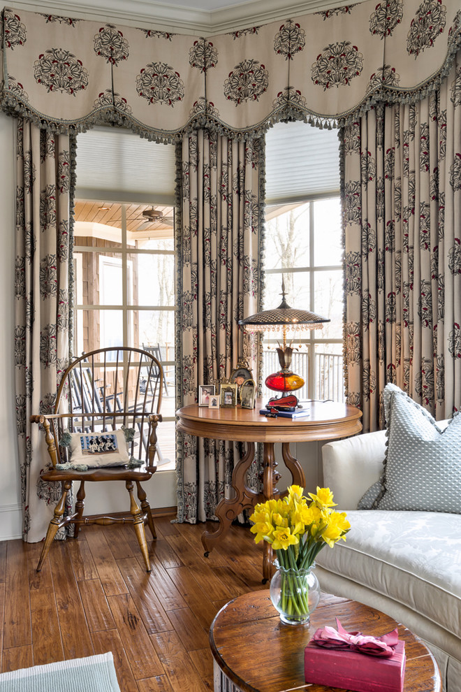 Ejemplo de habitación de invitados tradicional con paredes beige y suelo de madera en tonos medios