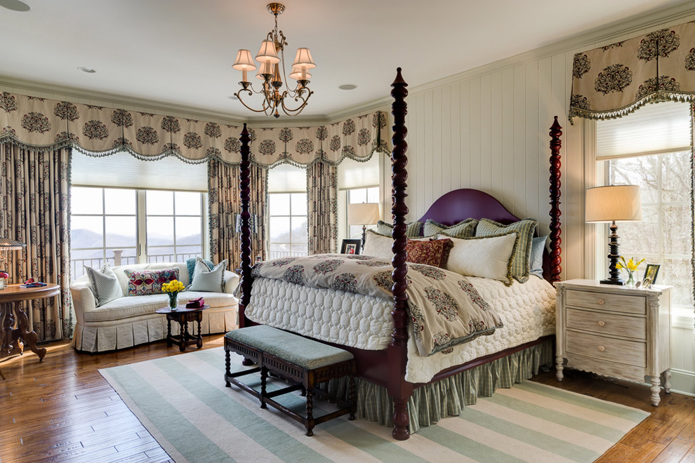 シャーロットにあるトラディショナルスタイルのおしゃれな寝室 (白い壁、無垢フローリング) のレイアウト