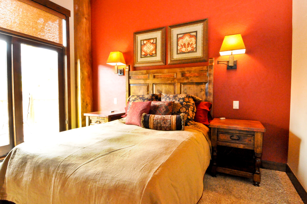 Пример оригинального дизайна: гостевая спальня среднего размера, (комната для гостей) в стиле рустика с красными стенами и ковровым покрытием