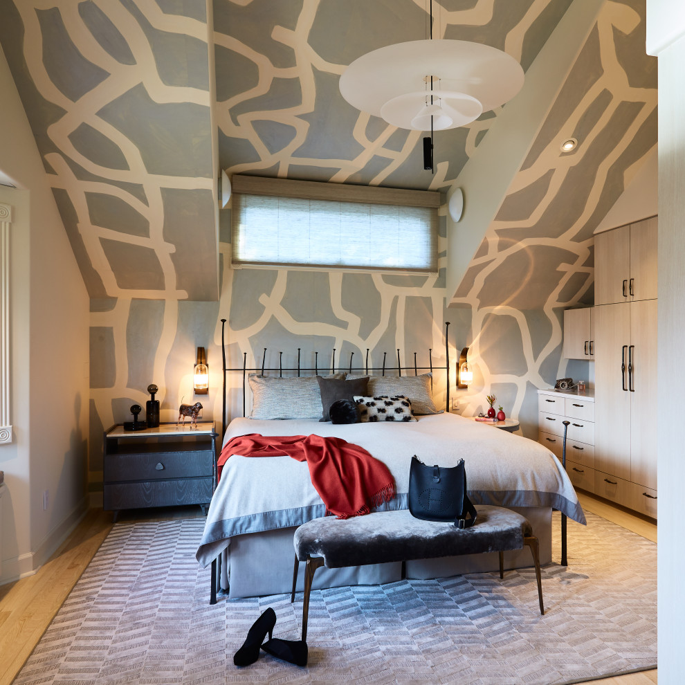 Inspiration pour une chambre parentale design avec parquet clair, un plafond voûté, un plafond en papier peint, du papier peint, un mur gris et un sol beige.