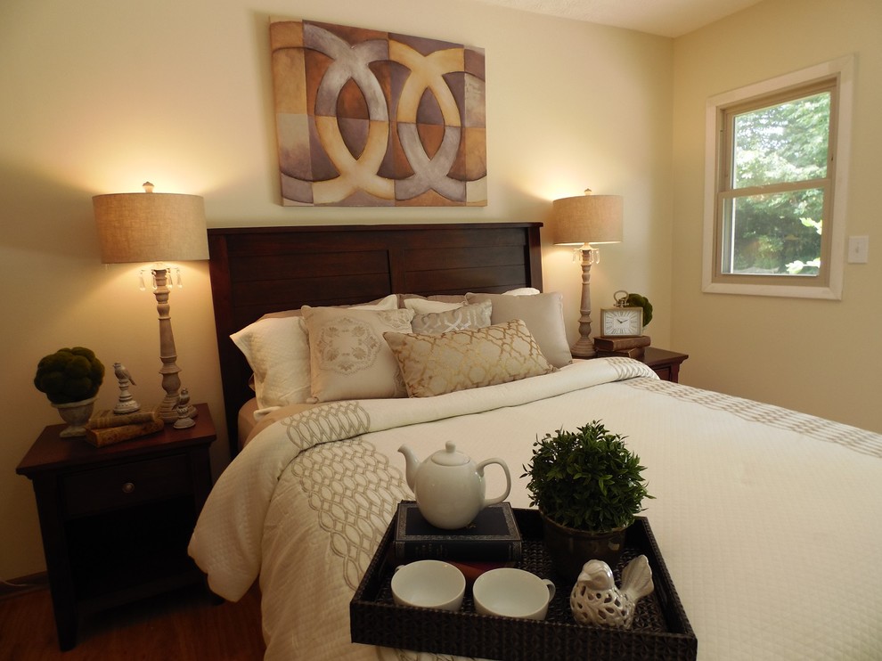 Ejemplo de dormitorio principal clásico renovado pequeño con paredes beige y suelo de madera clara