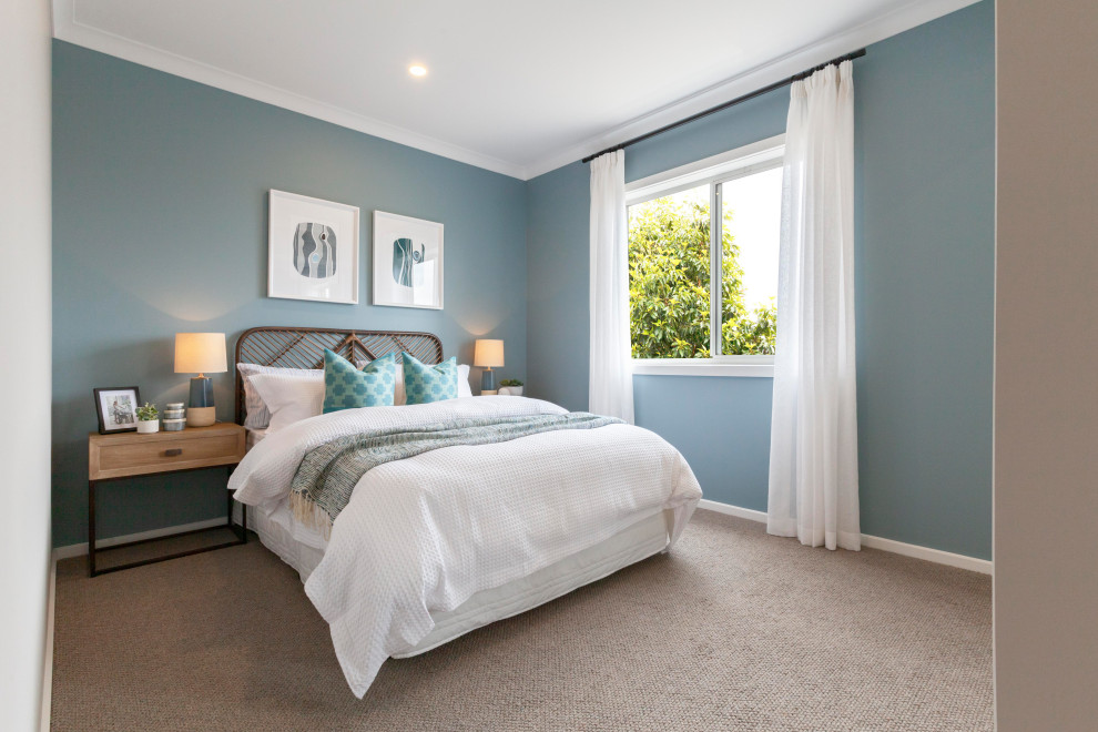 Пример оригинального дизайна: гостевая спальня среднего размера, (комната для гостей) в морском стиле с синими стенами, ковровым покрытием и бежевым полом