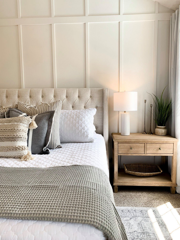 Пример оригинального дизайна: хозяйская спальня среднего размера в стиле неоклассика (современная классика) с белыми стенами, ковровым покрытием и бежевым полом без камина