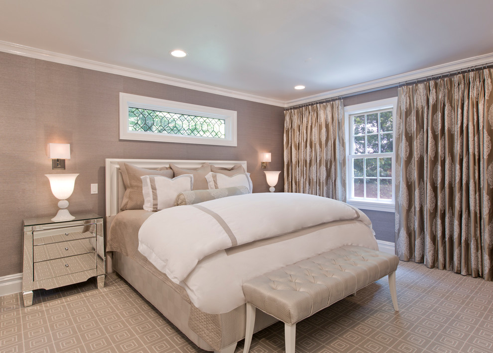 Стильный дизайн: хозяйская спальня среднего размера в современном стиле с серыми стенами, ковровым покрытием и бежевым полом без камина - последний тренд