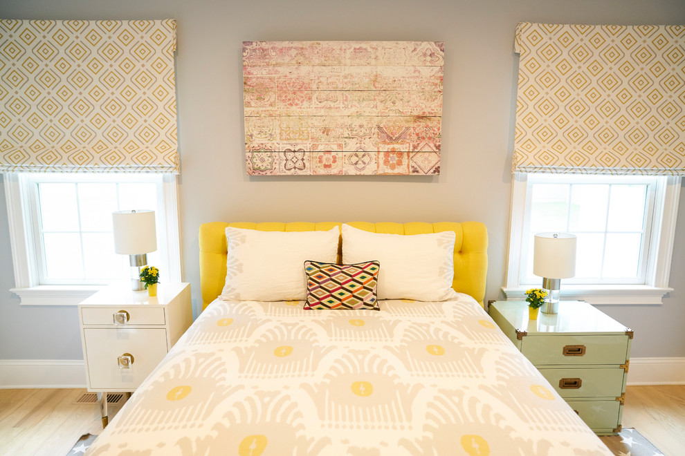 Modelo de habitación de invitados clásica renovada de tamaño medio sin chimenea con paredes grises, suelo de madera clara y suelo beige