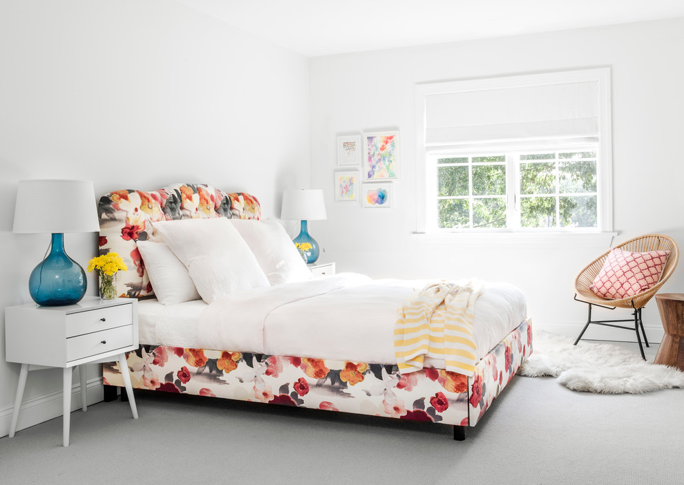 ニューヨークにあるトランジショナルスタイルのおしゃれな寝室 (白い壁、カーペット敷き)