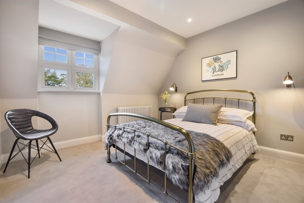 Стильный дизайн: гостевая спальня (комната для гостей) в стиле неоклассика (современная классика) с серыми стенами, ковровым покрытием и серым полом - последний тренд
