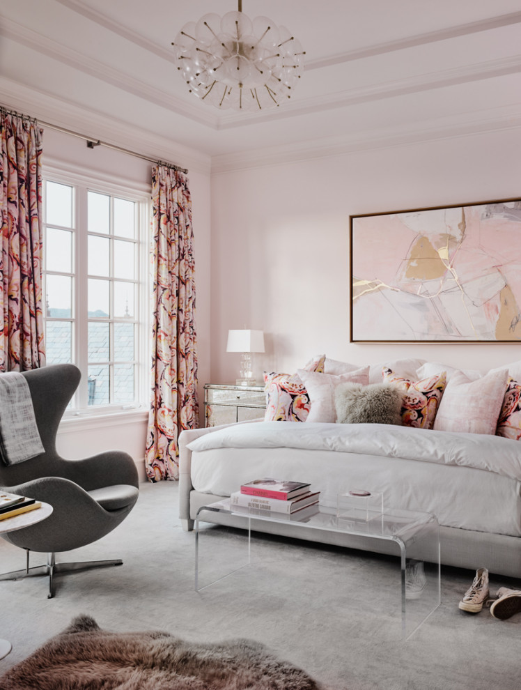 Großes Modernes Schlafzimmer ohne Kamin mit rosa Wandfarbe, Teppichboden und grauem Boden in Austin