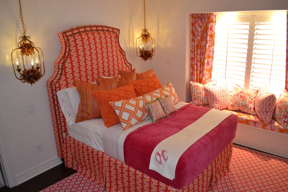 オースティンにあるトランジショナルスタイルのおしゃれな寝室のレイアウト