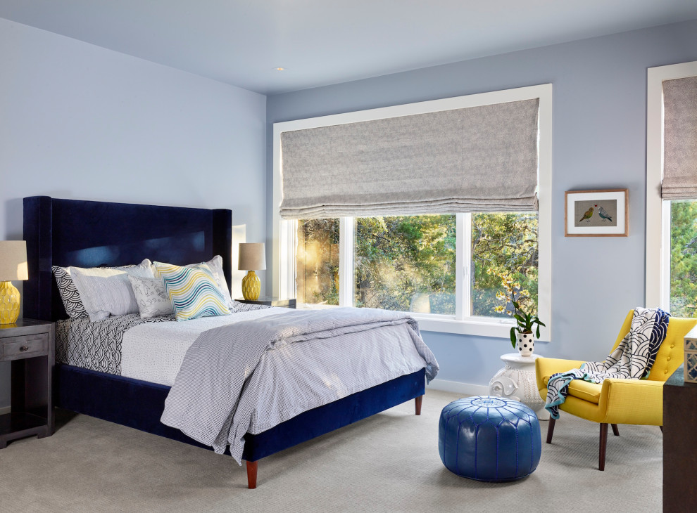 Esempio di una camera degli ospiti minimalista di medie dimensioni con pareti blu, moquette e pavimento bianco