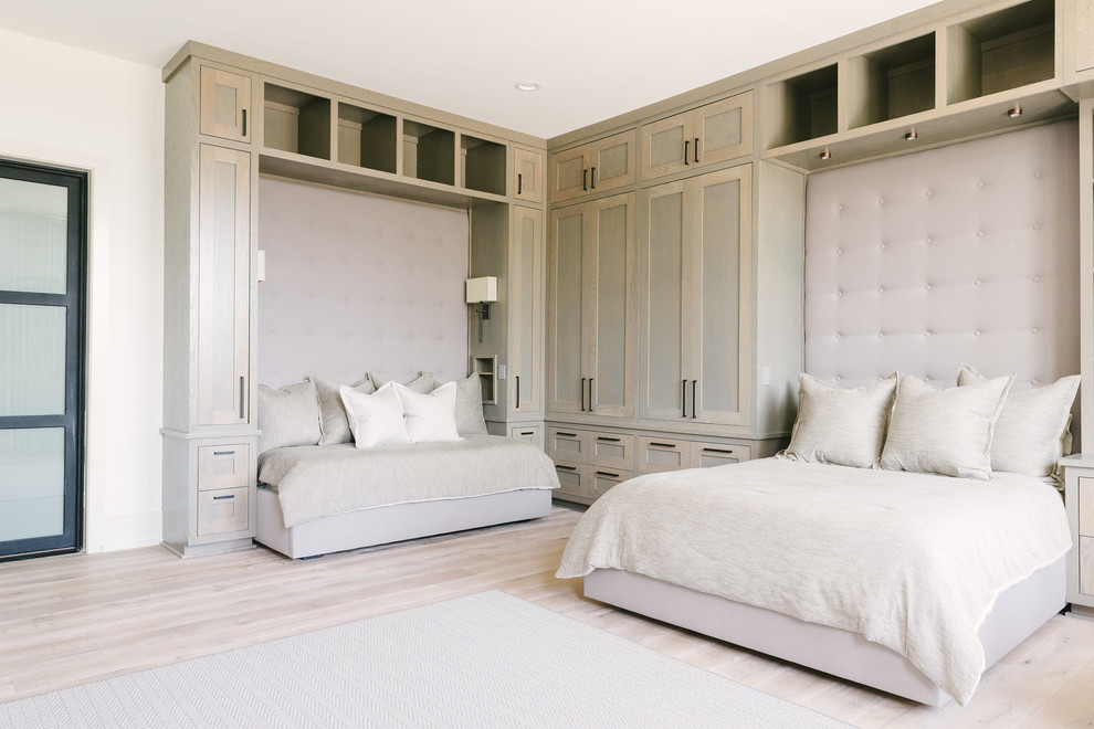 Foto de dormitorio moderno grande sin chimenea con paredes blancas y suelo de madera en tonos medios