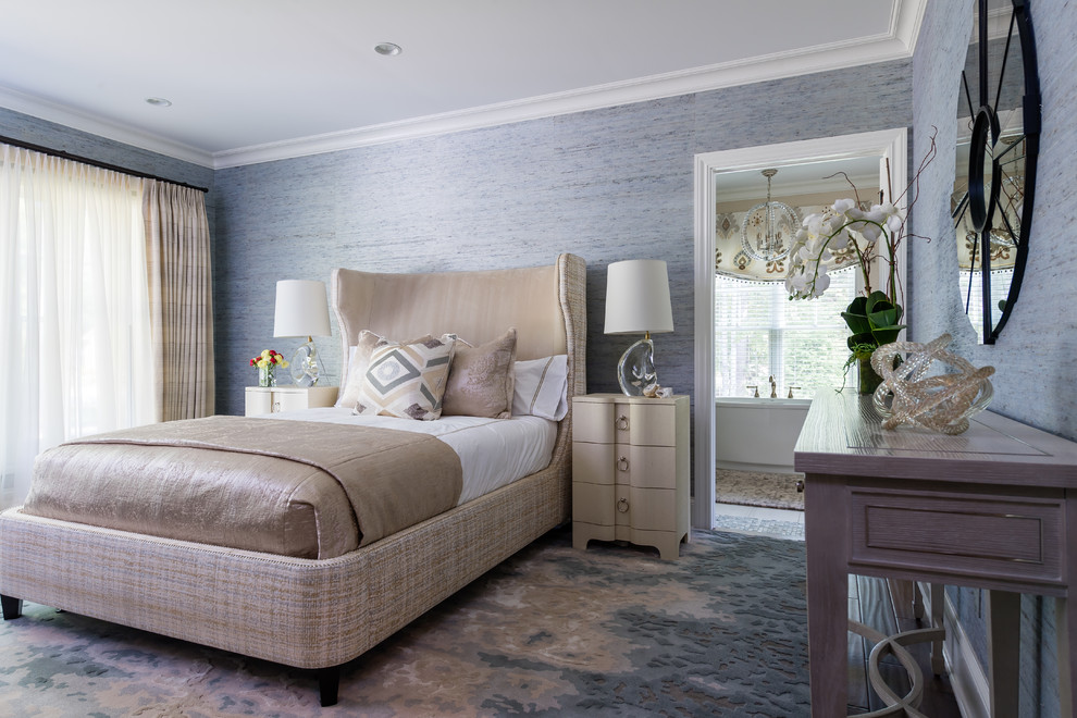Aménagement d'une chambre parentale classique de taille moyenne avec un mur bleu, un sol en bois brun, une cheminée standard, un manteau de cheminée en carrelage et un sol marron.