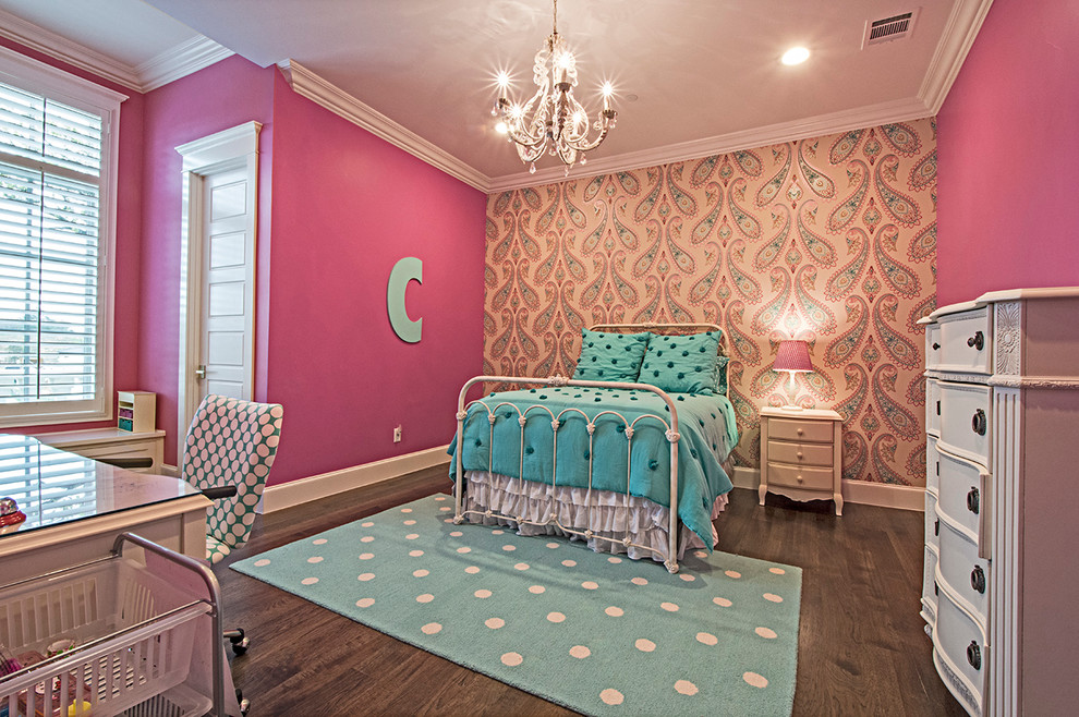 Geräumiges Klassisches Schlafzimmer mit rosa Wandfarbe und braunem Holzboden in Dallas