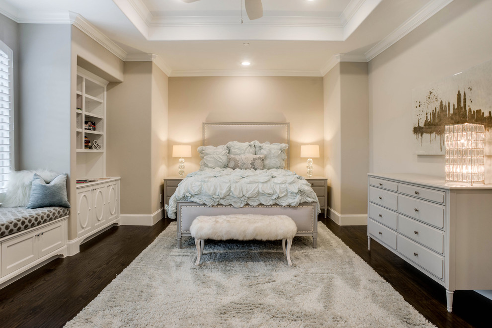 Пример оригинального дизайна: спальня среднего размера в стиле неоклассика (современная классика) с серыми стенами, паркетным полом среднего тона и коричневым полом