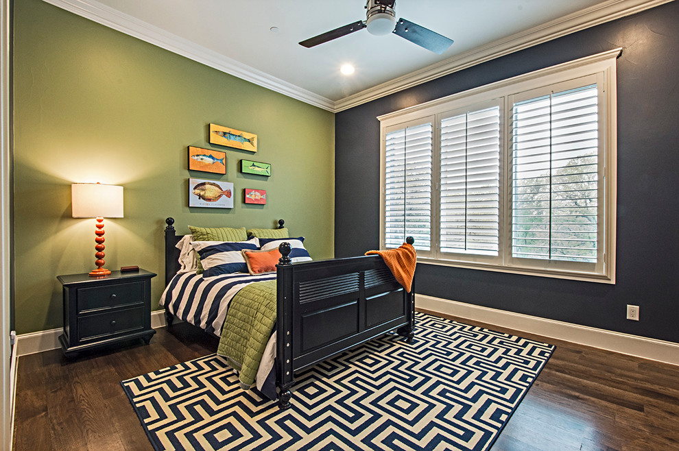 Geräumiges Klassisches Schlafzimmer mit blauer Wandfarbe, braunem Holzboden und Kaminumrandung aus Stein in Dallas